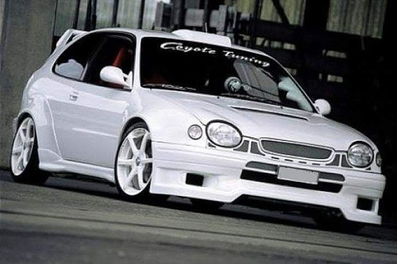 E11 Corolla Booster Tuning konepelti