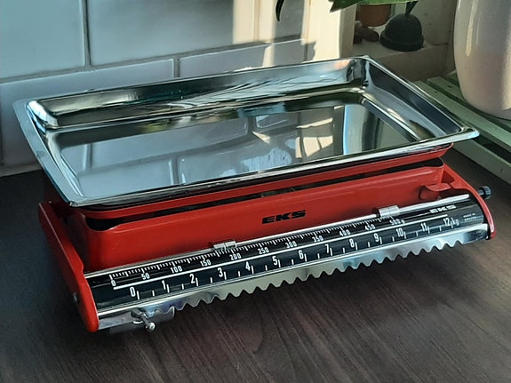 Iloisen punainen retro vaaka
