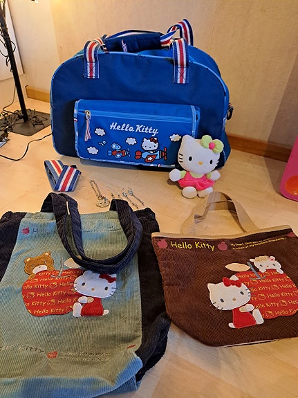 Hello Kitty -tuotepaketti (3x laukku, pehmolelu, koruja)