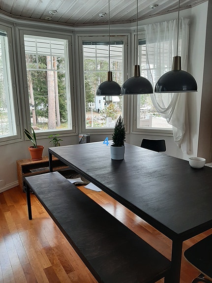 Ruokapöytä ja penkki