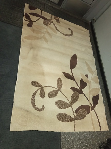 Kaunis beige nukkamatto lehtikuviolla