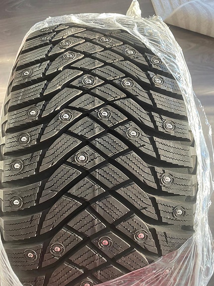 KÄYTTÄMÄTÖN, Goodyear UltraGrip Arctic 2 nastarengas 1 kpl, 245/45/18