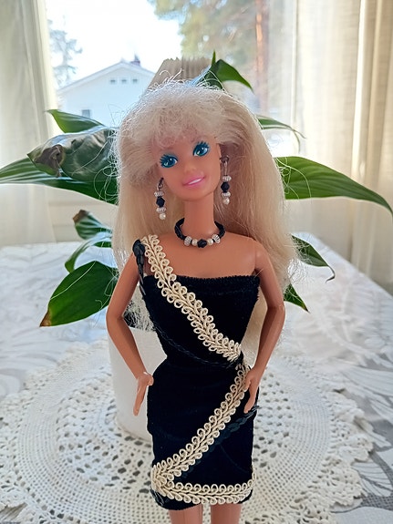 Mattel Barbie pikkumustassa+koruissa niskaleima Mattel 1975