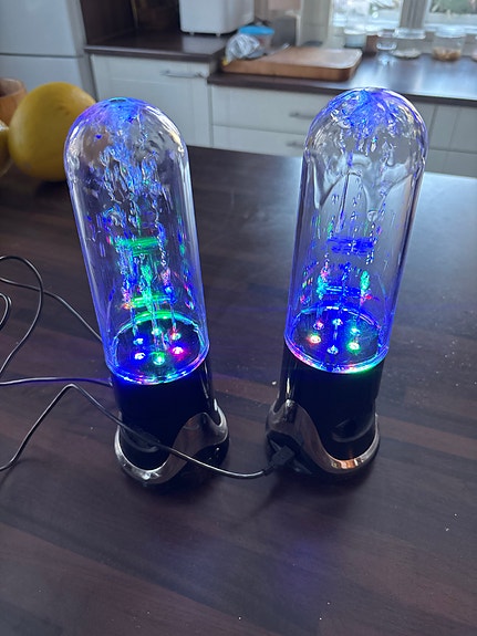 Bluetooth kaiuttimet vedellä ja valoilla