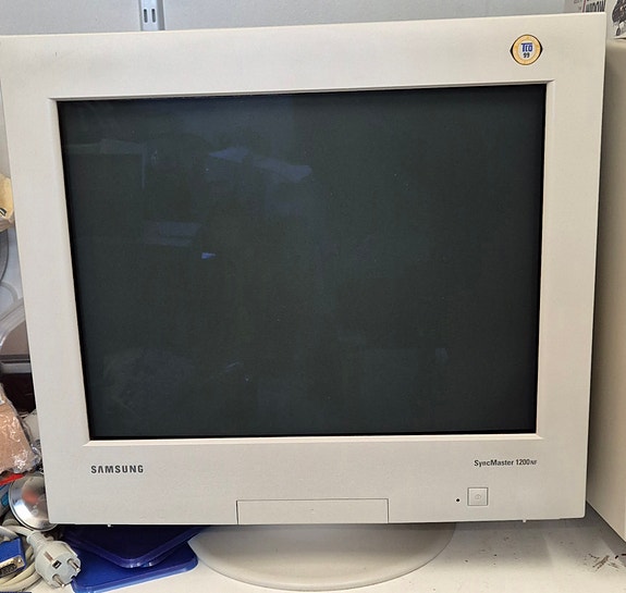 Samsung SyncMaster 1200 NF näyttö 22" valkoinen
