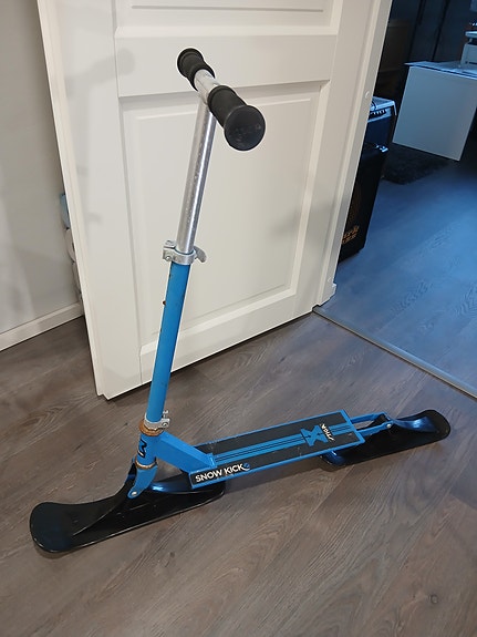 Hyväkuntoinen STIGA Snowkick- lumipotkulauta