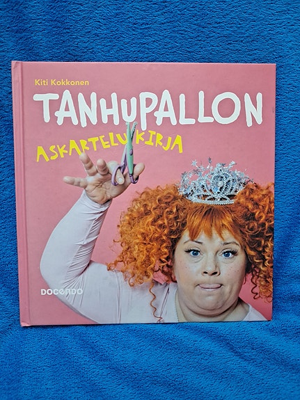 Tanhupallon askartelukirja ja -sakset
