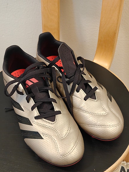 Adidas jalkapallo kengät 38