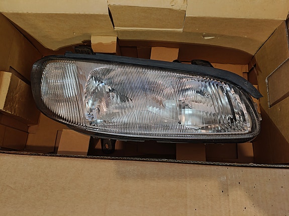 Opel Omega B oikea etuvalo