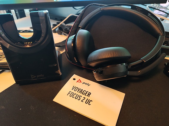 HP Poly Voyager Focus 2 + lataustelakka