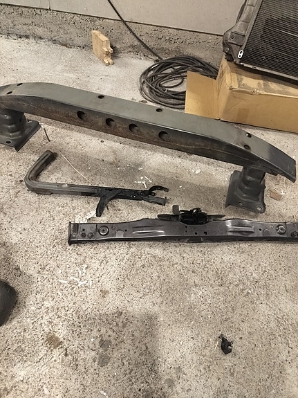 Puskuripalkki ja konepellin lukko Toyota Avensis T25 -06