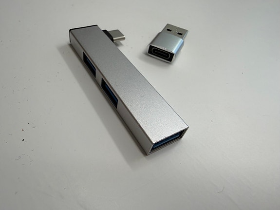 UUSI USB hubi USB-C liitänällä ja USB-sovitin
