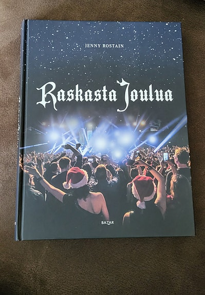 Raskasta Joulua kirja kovakantinen
