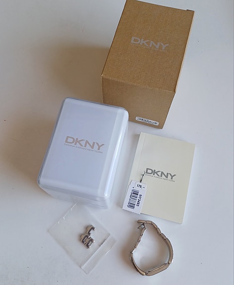 DKNY -rannekello, "timanttilaatoin"