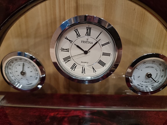 Festina pöytäkello lämpömittarilla ja kosteusmittarilla