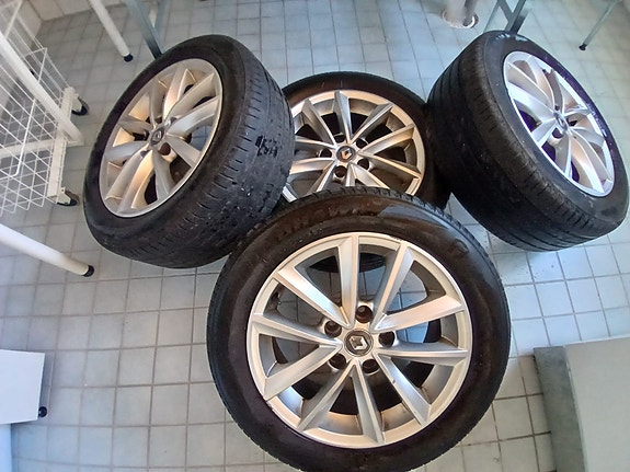 Renault Megane alkuperäiset alumiinivanteet renkailla