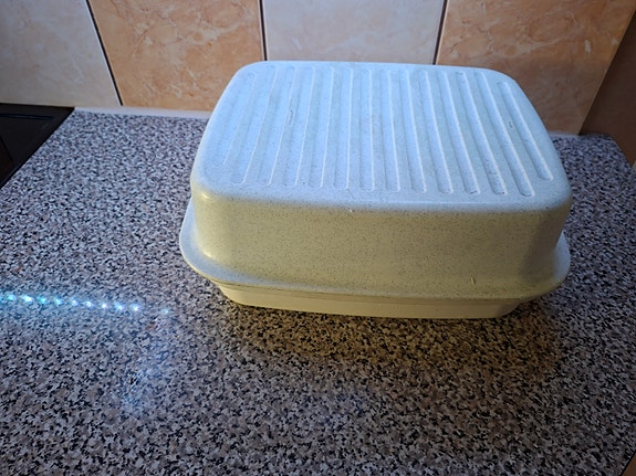 Tupperware leipälaatikko