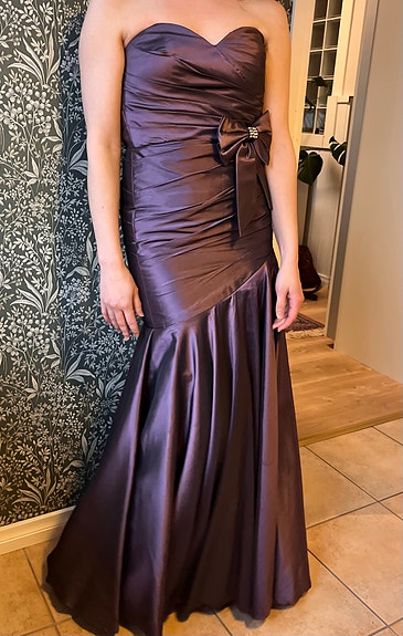 Violetti Jora Collectionin iltapuku