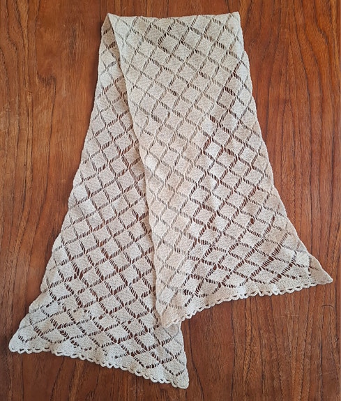 Vintage kaulaliina, valkoinen