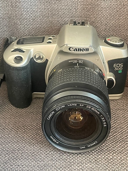 Canon EOS 500N filmikamera zoom-objektiivilla