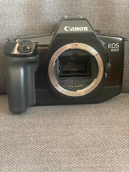 Canon EOS 650 filmijärjestelmäkamera runko musta