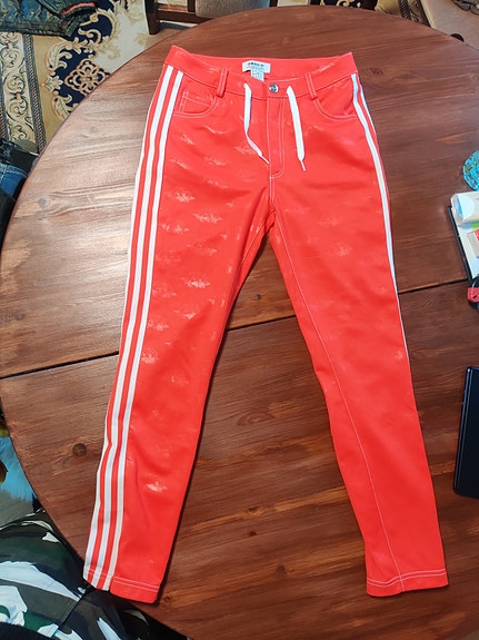 Adidas x Fiorucci punaiset housut – enkeli-printti, 3-raidat (koko XS/34)