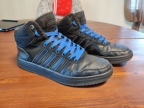 Adidas talvikengät / varrelliset tennarit, koko 42