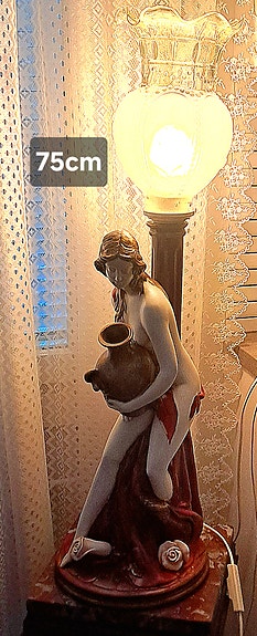 Korkea pöytävalaisin.