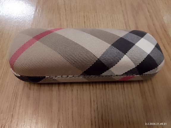 Burberry Nova check aurinkolasikotelo