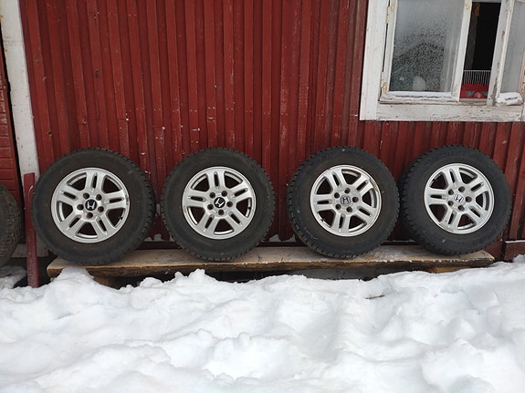 Alkuperäiset Honda CR-V talvirenkaat 205/70 R15 alumiinivanteilla
