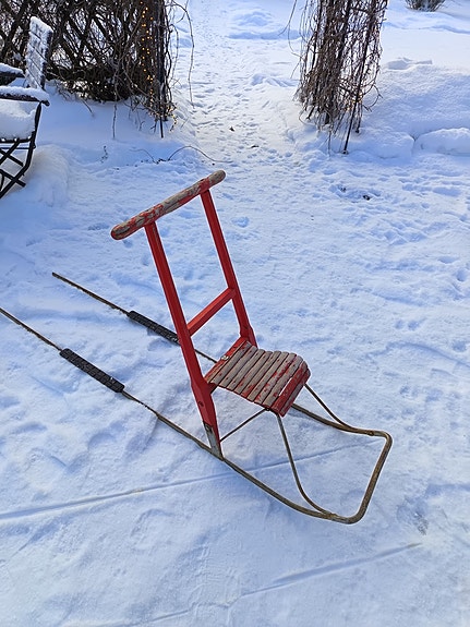 Vanha lasten potkukelkka