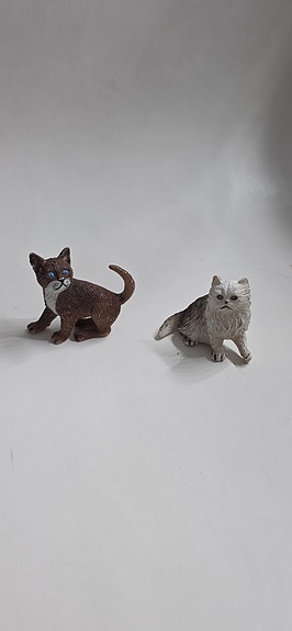 2 kissa figuuria