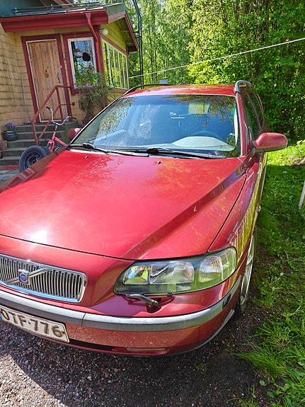 Volvo V70 mk2 vm 2002 kori ja alusta purkuun paloina tai kokonaisena