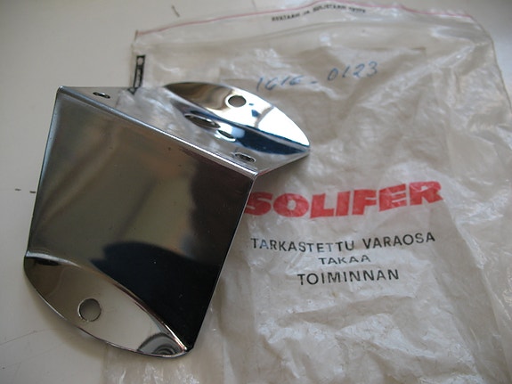 Solifer SM ja SMA (läskitankki) Takavalon-kiinn.pelti (kromattu NOS.)