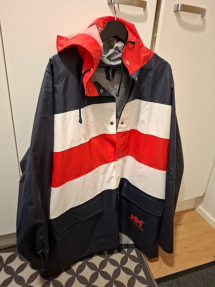 Helly-hansen sadetakki XL sininen punavalkoisilla raidoilla perinteisestä sadea