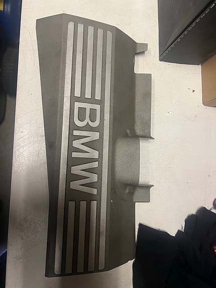 BMW N62 v8 moottorin muovikansi