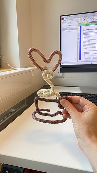Käsintehty virkattu koriste kahvikuppi ja sydän monivärinen
