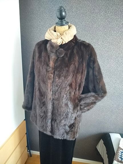 Ruskea puolipitkä turkki