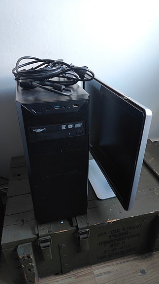 Pöytäkone + 22" lcd näyttö