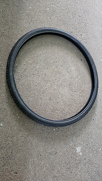 28" polkupyörän nastarenkaat