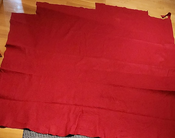 Huopaa, 100% villaa, n.170x190cm, vahvuus n.2mm, t.punainen.