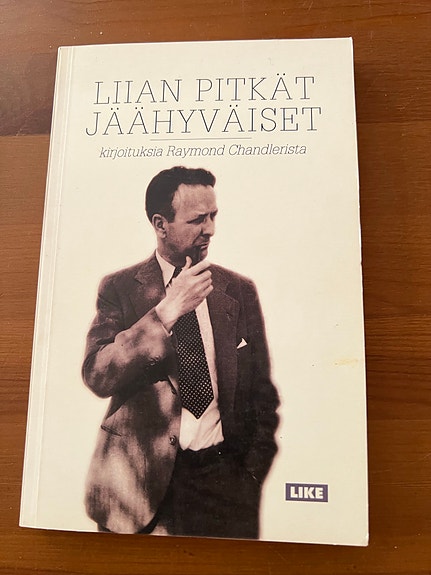 Liian pitkät jäähyväiset - kirjoituksia Raymond Chandlerista