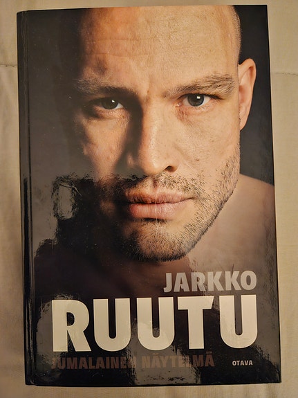 Jarkko Ruutu Jumalainen näytelmä kirja