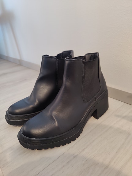 Naisten mustat bootsit/nilkkurit