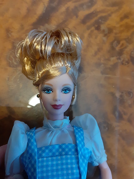 Kaunis vaalea Barbie- nukke + puku