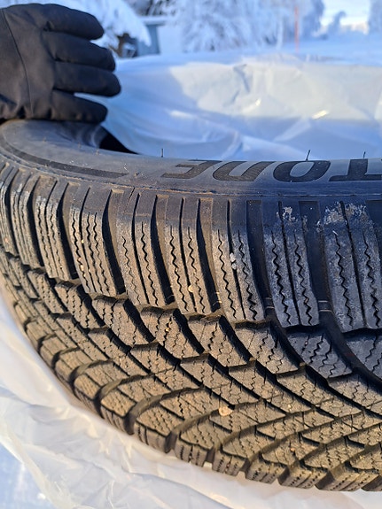 WV ID4:n Kitkarenkaat Bridgestone BLIZZAG LM005