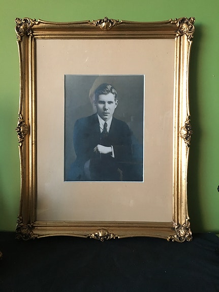 Vanha kullattu kehys. Vintage.