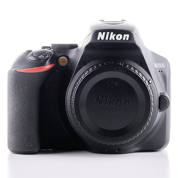 Nikon D3500 + 18-55mm -kamera ja objektiivi (sc. 17960) (käytetty)