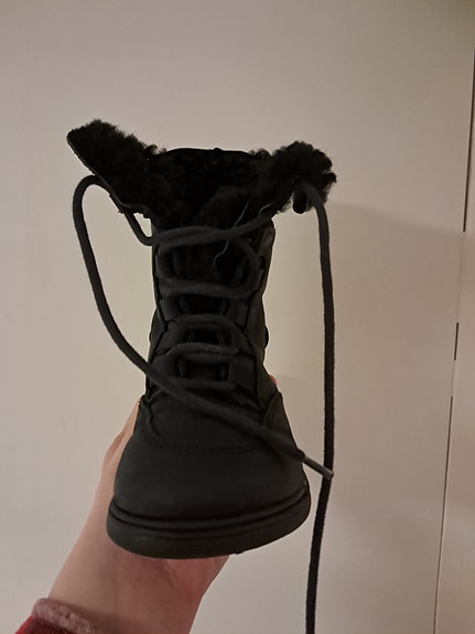 Mustat varrelliset talvikengät