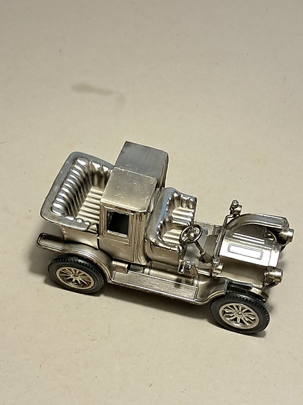 Pienoismalli auto